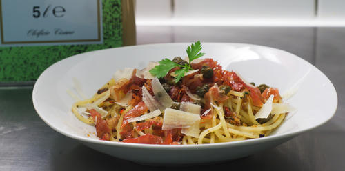 Spaghetti mit Parmaschinken, Sardellen und Kapern