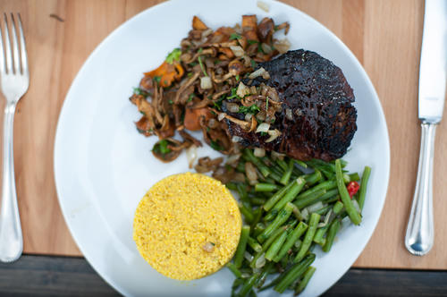 Teriyaki-Filetsteak mit Bohnen, Pfifferlingen und Couscous