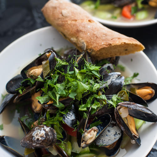 Miesmuscheln mit Kürbisbaguette