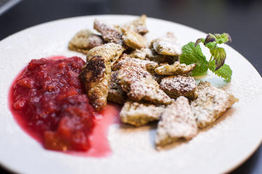 Matcha-Schmarrn mit Pflaumenkompott