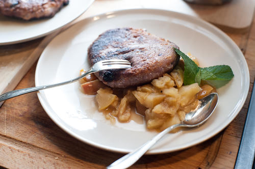 Violette Quarkkeulchen mit Apfelmus