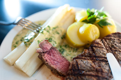 Rumpsteak an Spargel mit Bärlauch Hollandaise