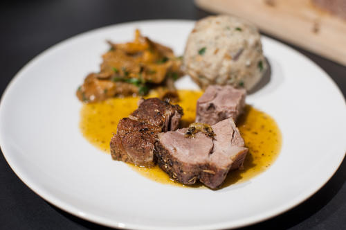 Kümmel-Fenchel Schweinebraten mit Pfifferlingen und Semmelknödeln