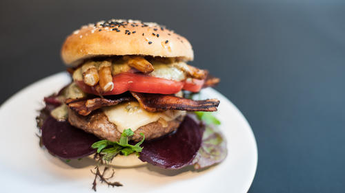 Spargel Cheeseburger mit Dillhollandaise