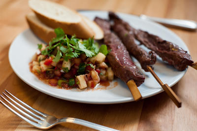 Saté-Spieße vom Strauss mit scharfer Ananas-Tomaten Salsa