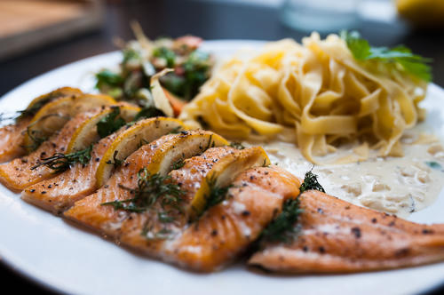 Wildsaibling auf Zedernholz