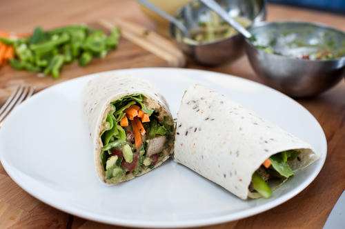 Wraps mit Guacamole, Hummus und Räuchertofu