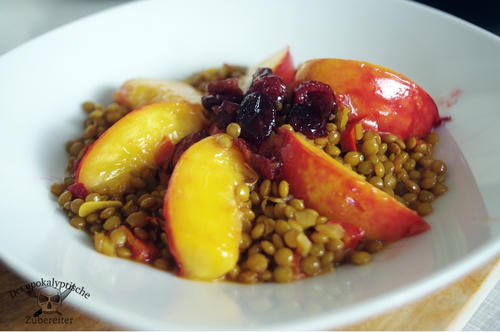 Linsen mit Nektarinen und Cranberries