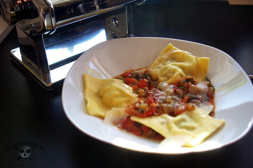 Petersilien-Ricotta-Ravioli mit Gemüsesauce